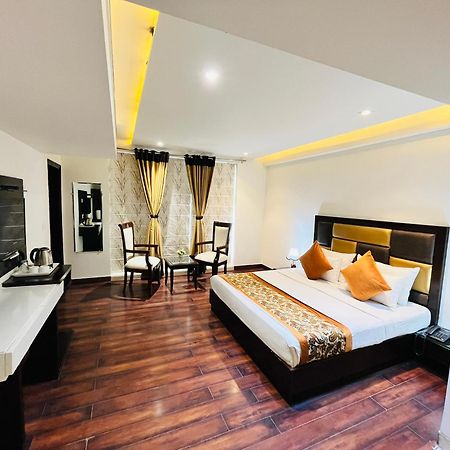 Hotel Aura Ip Grand Karkardooma Metro Station New Delhi Couple Friendly Exterior photo