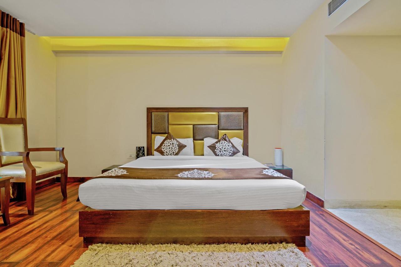 Hotel Aura Ip Grand Karkardooma Metro Station New Delhi Couple Friendly Exterior photo