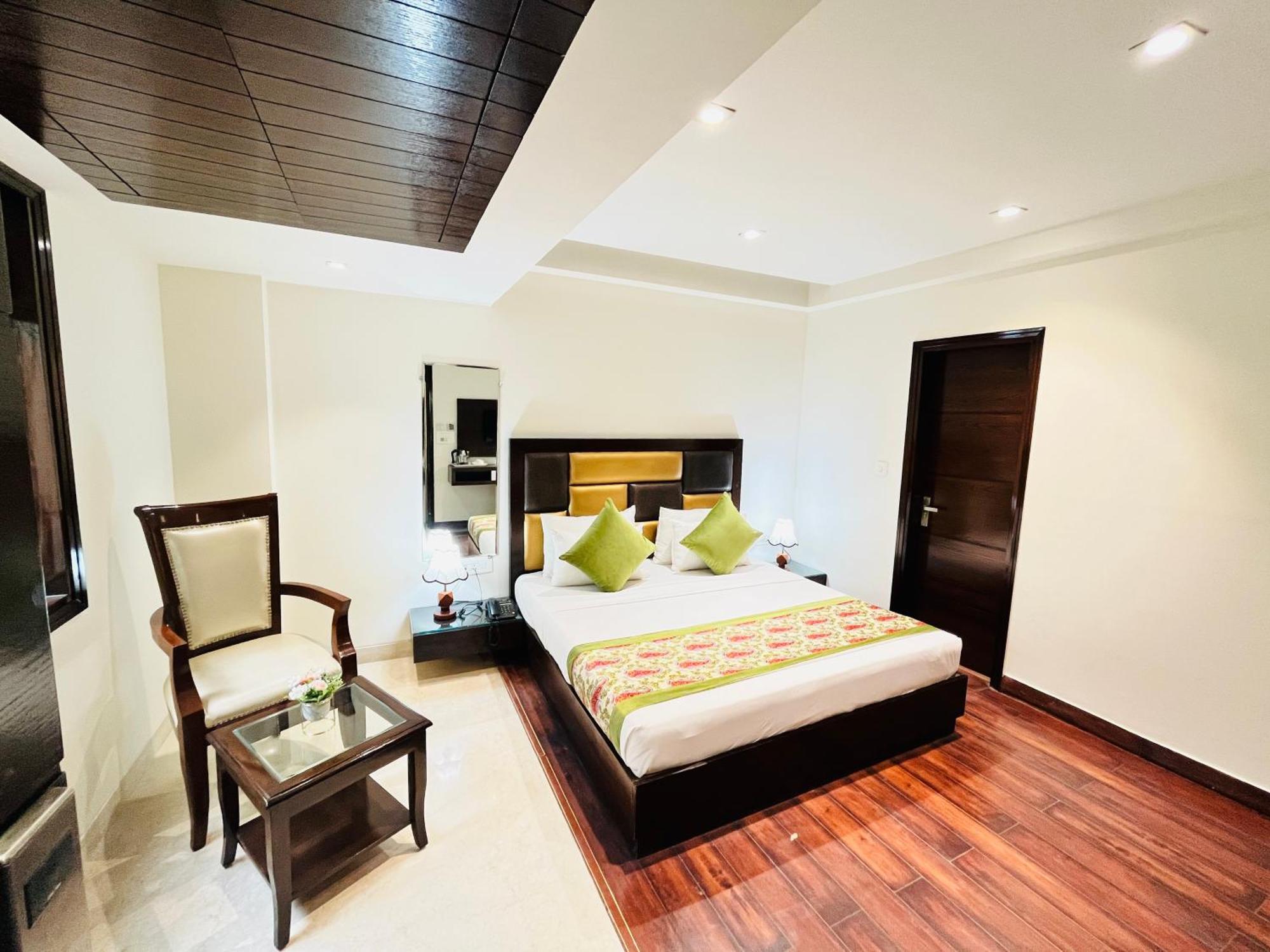 Hotel Aura Ip Grand Karkardooma Metro Station New Delhi Couple Friendly Exterior photo