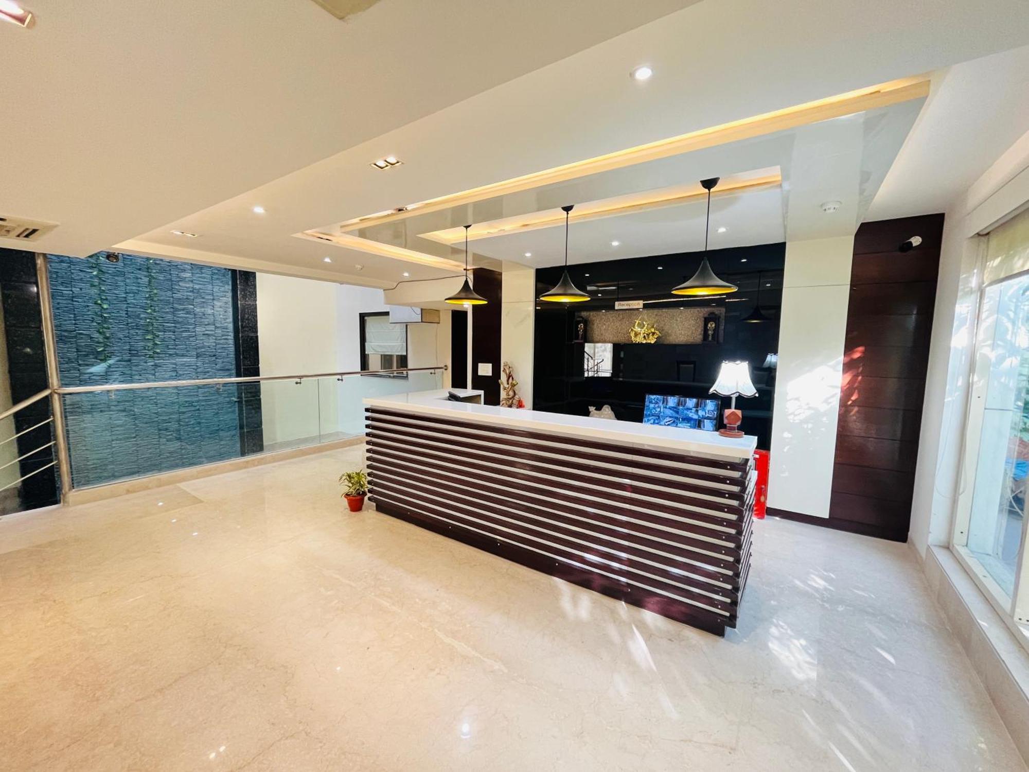 Hotel Aura Ip Grand Karkardooma Metro Station New Delhi Couple Friendly Exterior photo