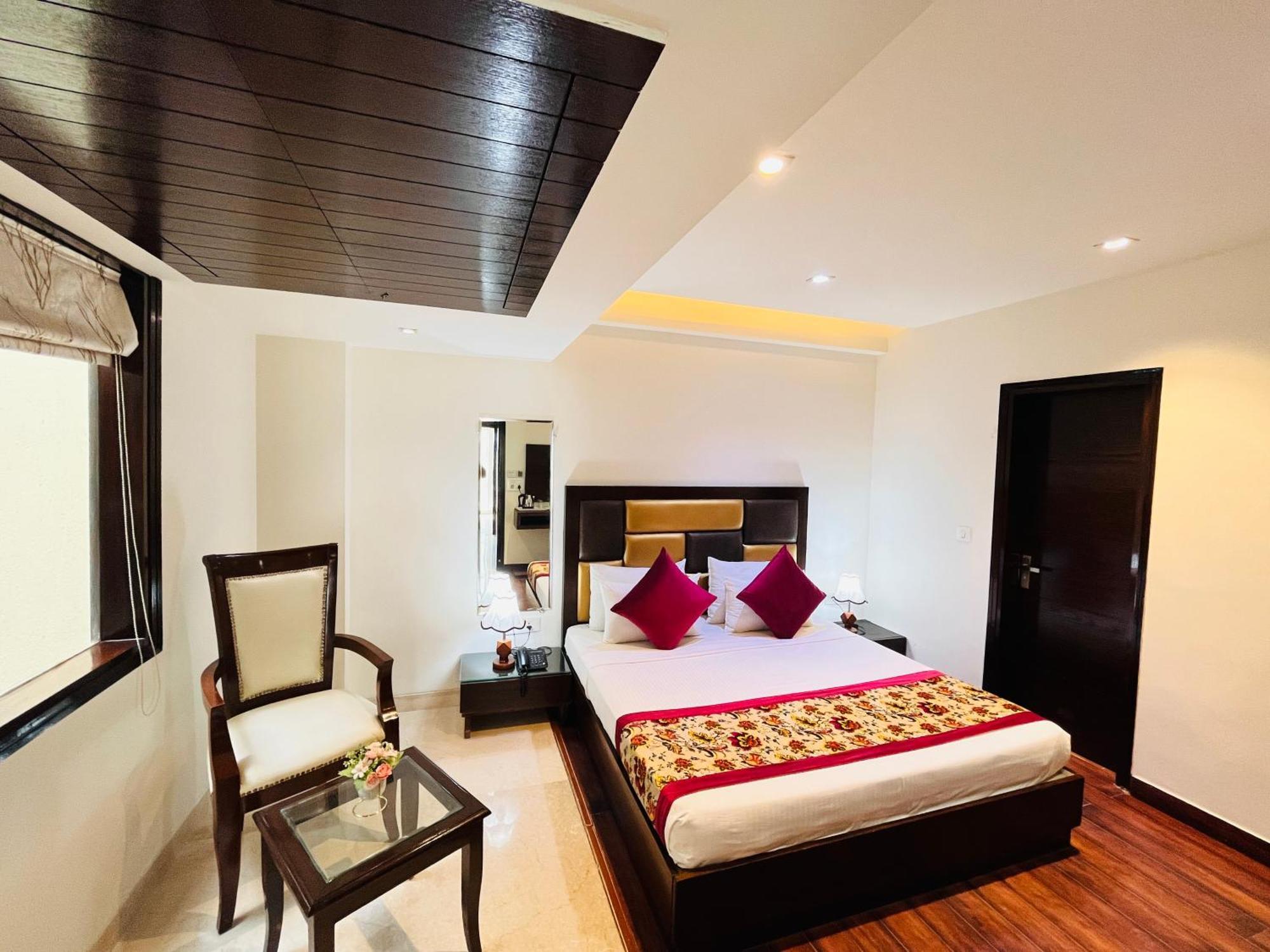 Hotel Aura Ip Grand Karkardooma Metro Station New Delhi Couple Friendly Exterior photo
