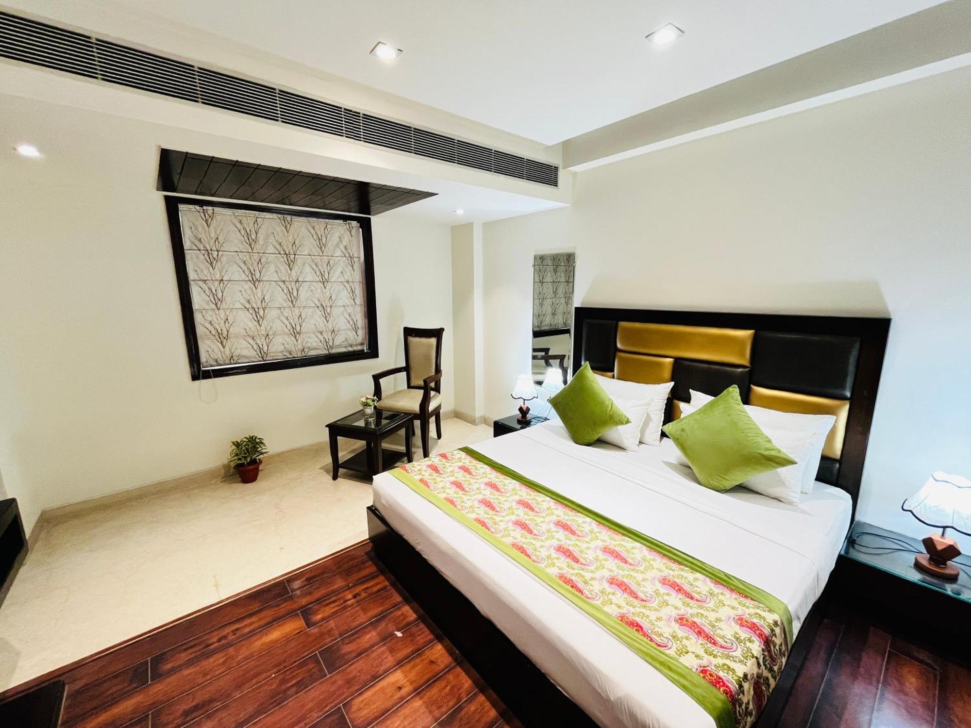 Hotel Aura Ip Grand Karkardooma Metro Station New Delhi Couple Friendly Exterior photo