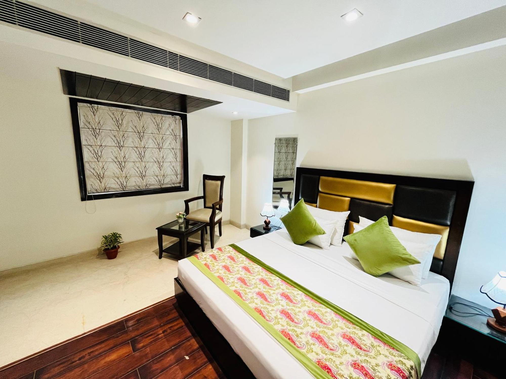 Hotel Aura Ip Grand Karkardooma Metro Station New Delhi Couple Friendly Exterior photo