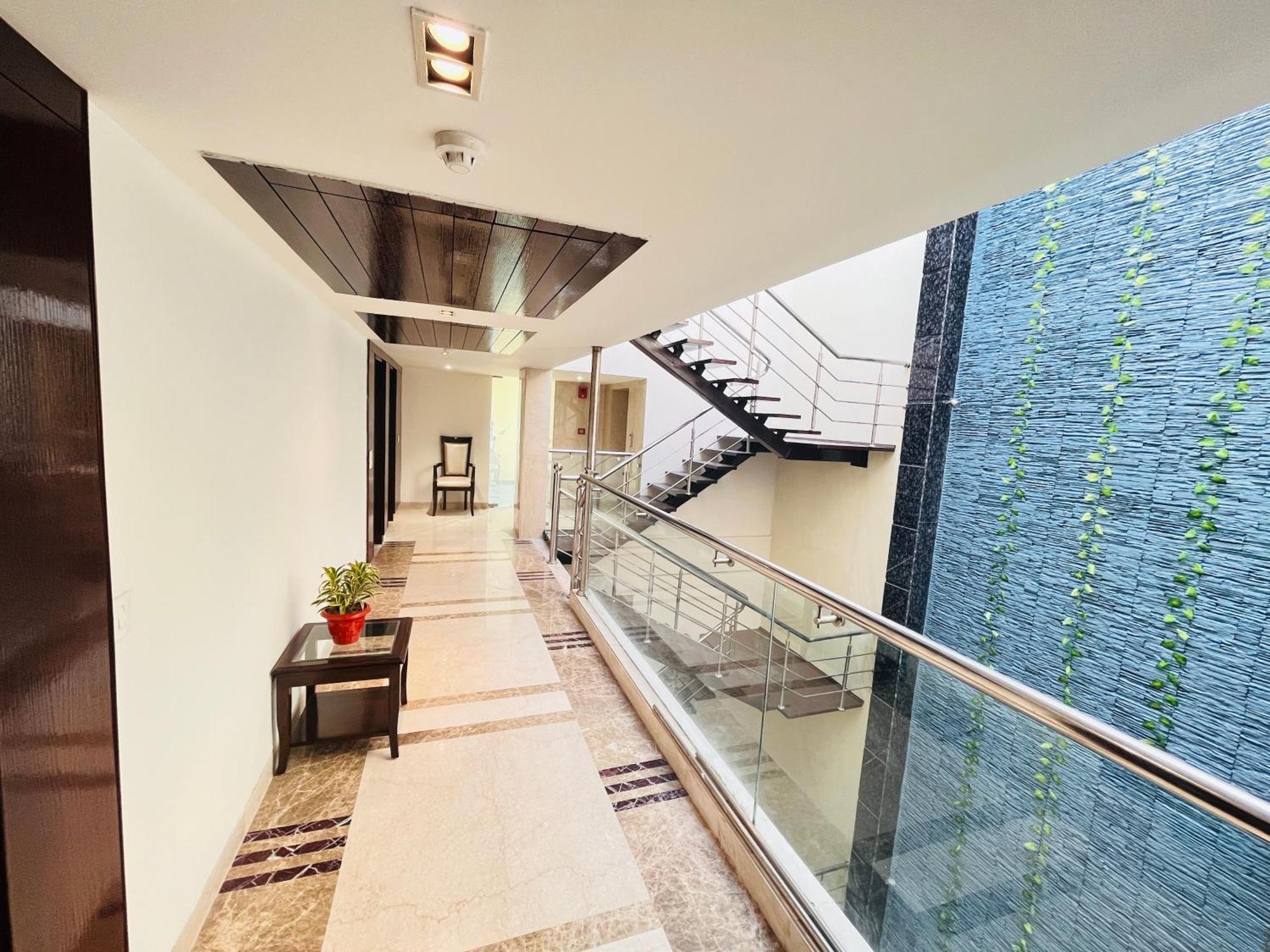 Hotel Aura Ip Grand Karkardooma Metro Station New Delhi Couple Friendly Exterior photo